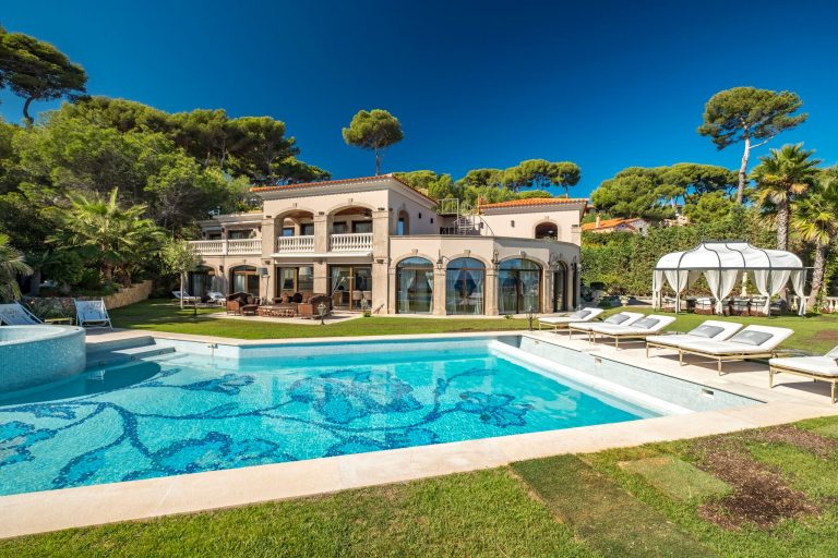 Antibes – Luxurious Waterfront EstateRef.: 1949L..