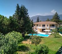 In a quiet setting, bright renovated neo-provençale villa.