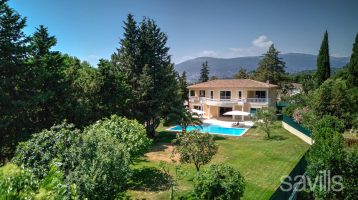 In a quiet setting, bright renovated neo-provençale villa.