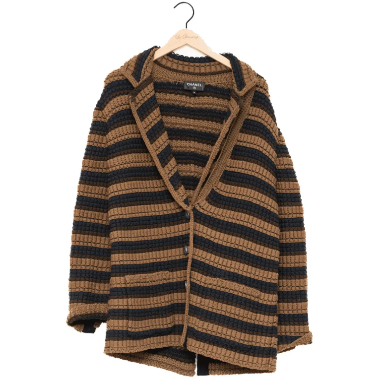 Chanel Brown and Black Knitted Jacket

Price: €1,7..