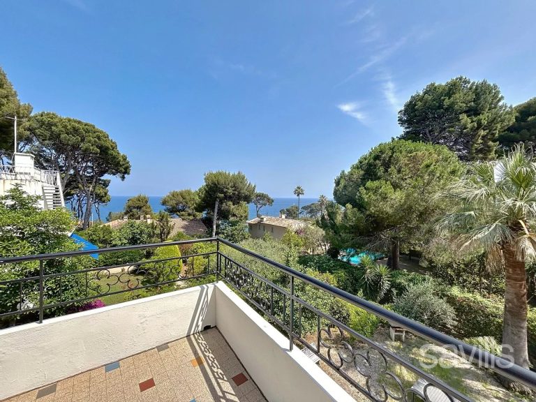 A refurbished apartment with sea views