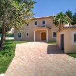 In a quiet setting, bright renovated neo-provençale villa. – Gallery 3