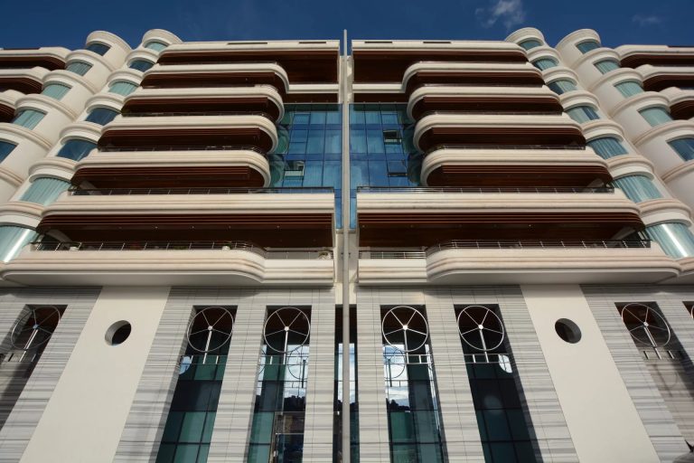 EXCLUSIVE – 5-Room Duplex for Rent at Quai Kennedy..