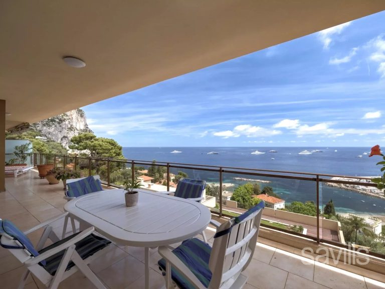 Top floor apartment with large terrace – stunning sea view