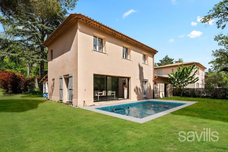 Between sea and mountains, renovated villa.