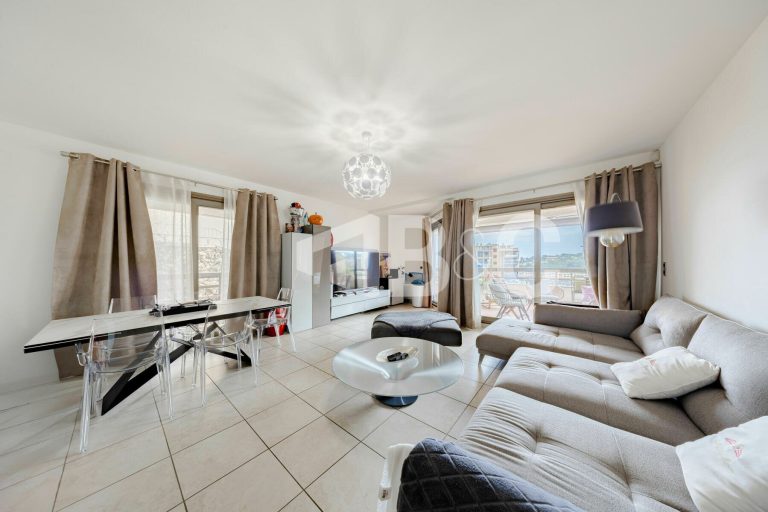 FOR RENT – Large 3-Bedroom Apartment with Sea View..