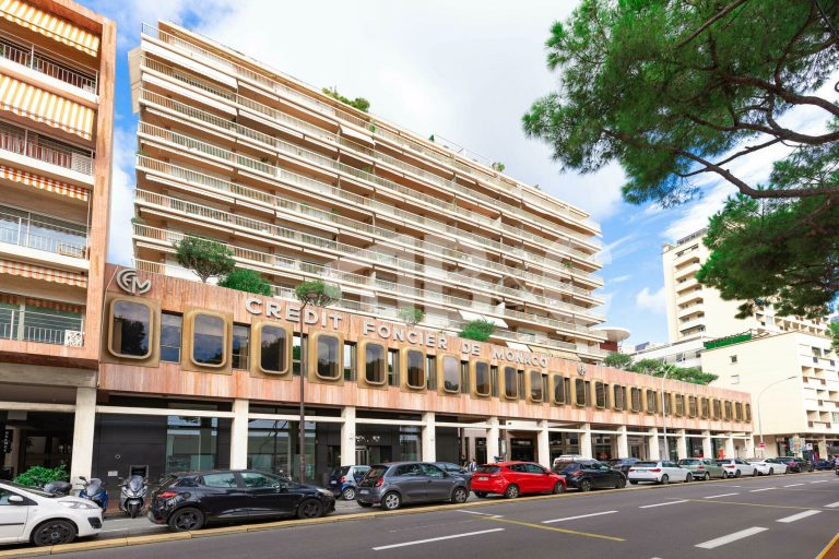AMPLE PARKING – SHANGRI-LA, PORT HERCULES
Sole Age..