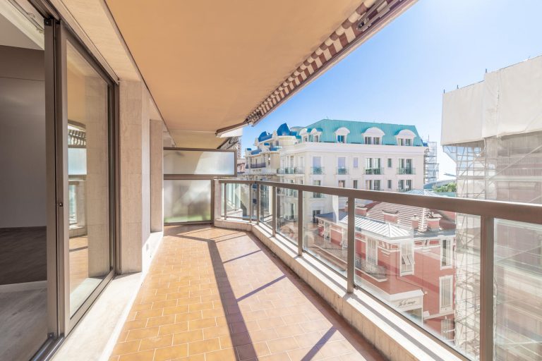 Regina – Elegant Apartment in the Heart of Monte-C..