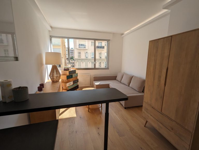 FOR SALE – RENOVATED STUDIO IN CHÂTEAU PÉRIGORDLo..