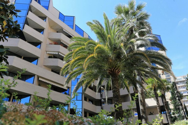 Le Saint André – Mixed-Use Office with Garden in M..
