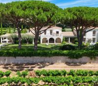 Stunning property ideally set in a private domain with views over the sea and the vineyards