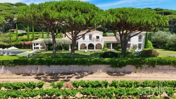 Stunning property ideally set in a private domain with views over the sea and the vineyards