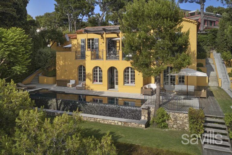Exceptional waterfront villa