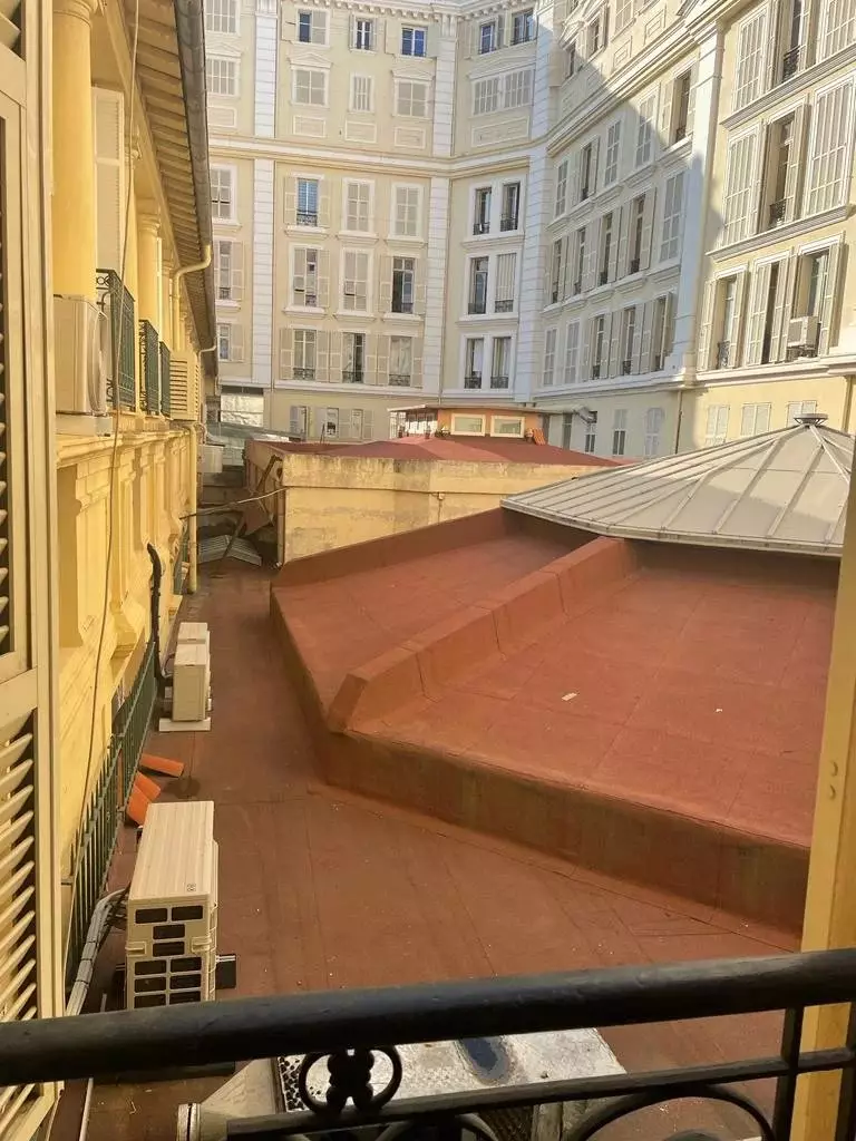FOR SALE – CARRÉ D’OR – OFFICE WITH OPEN VIEW IN P..