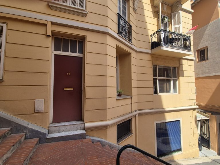 FOR RENT – BRIGHT OFFICE IN FLOWER DISTRICT – MONT..