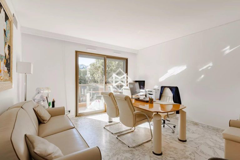 FOR RENT – LUXURY APARTMENT IN CARRÉ D’OR

Locatio..