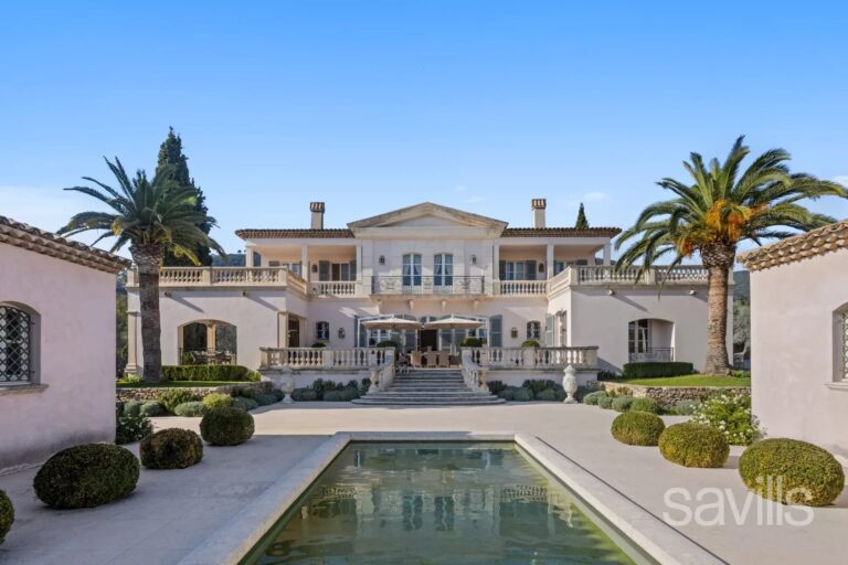 Exceptional Property with Outbuildings and Century-Old Olive Grove