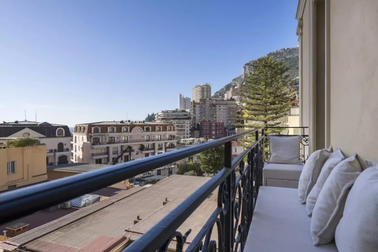 Monte-Carlo – Elegant Top-Floor 5-Room Apartment
P..