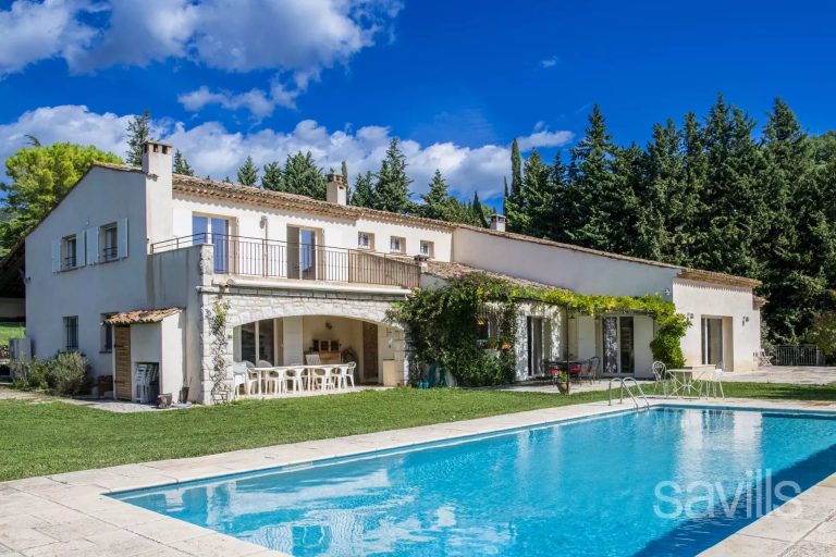 Family home with pool and lovely environment