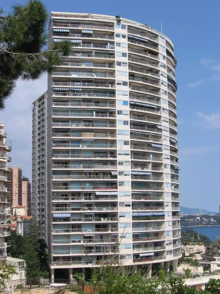 FOR SALE – LA ROUSSE STUDIO – BRIGHT HIGH-RISE RES..