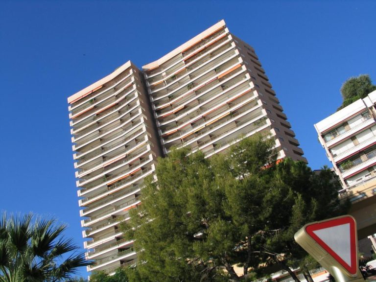 FOR SALE – SPACIOUS CELLAR IN LE MIRABEAU, CARRÉ D..