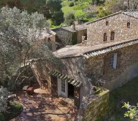 A 1893 sheepfold in the heart of the countryside