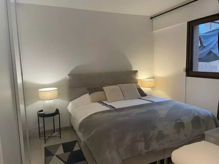 FOR SALE – SAINTE-DÉVOTE – STUDIO WITH LARGE TERRA..