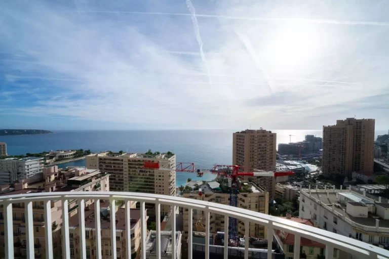 FOR SALE – LUXURY 3-ROOM APARTMENT WITH SEA VIEW –..