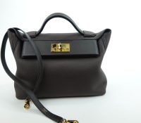 HERMÈS 24/24 BROWN LEATHER HANDBAG

€8,900
Dimensi..