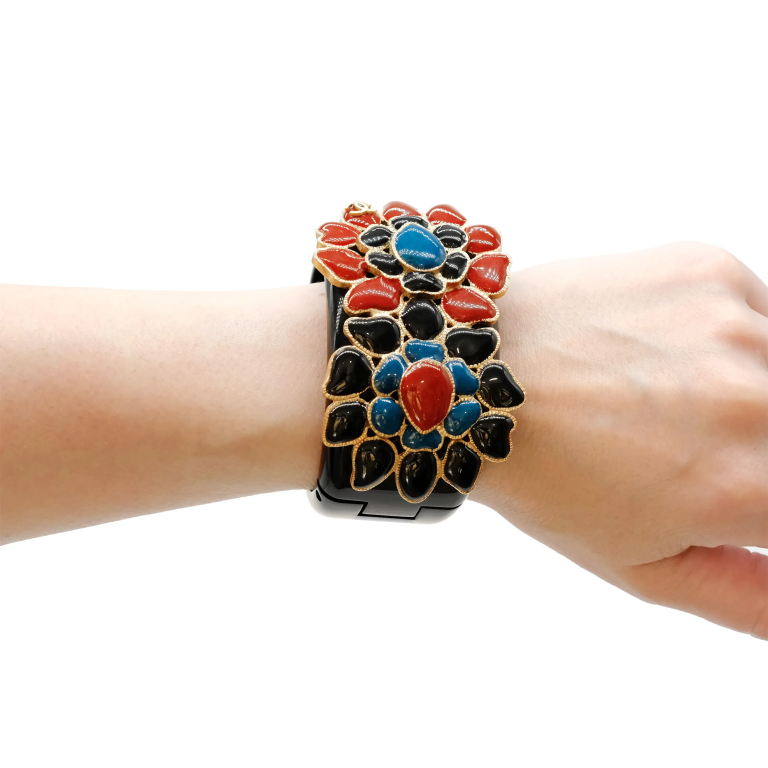 CHANEL Gripoix Flower Bangle Bracelet

Price: €1,4..