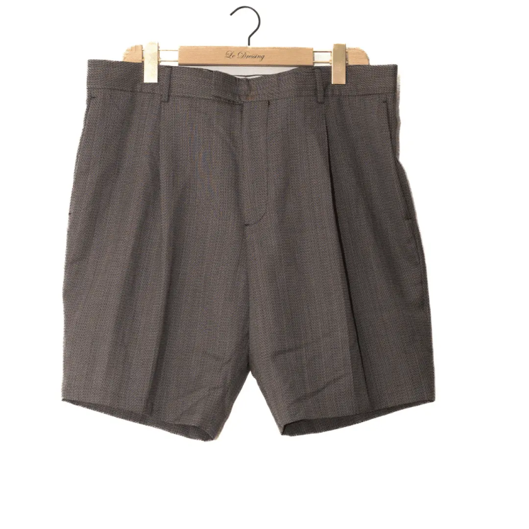 Louis Vuitton Grey Shorts – Size 46

Reference: 11..