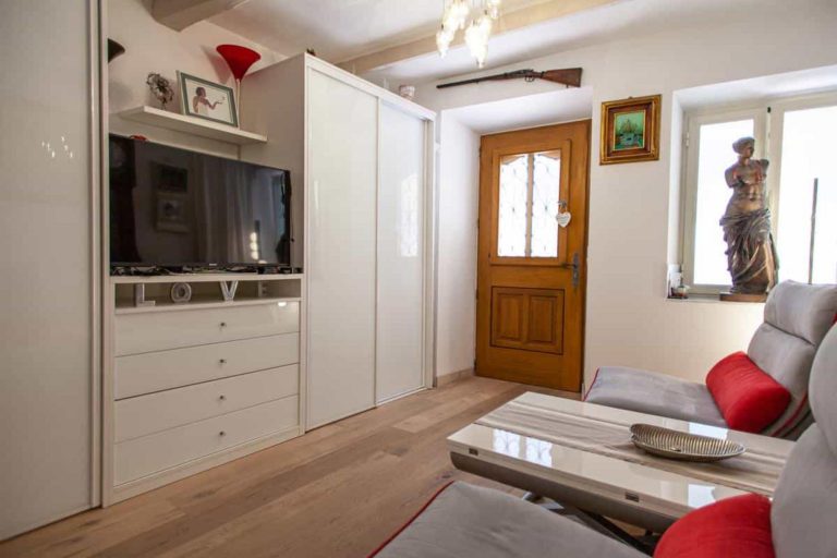 FOR SALE – CHARMING RENOVATED STUDIO IN MONACO-VIL..