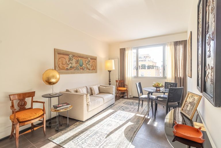 FOR SALE – FULLY RENOVATED 2-ROOM APARTMENT IN CHÂ..