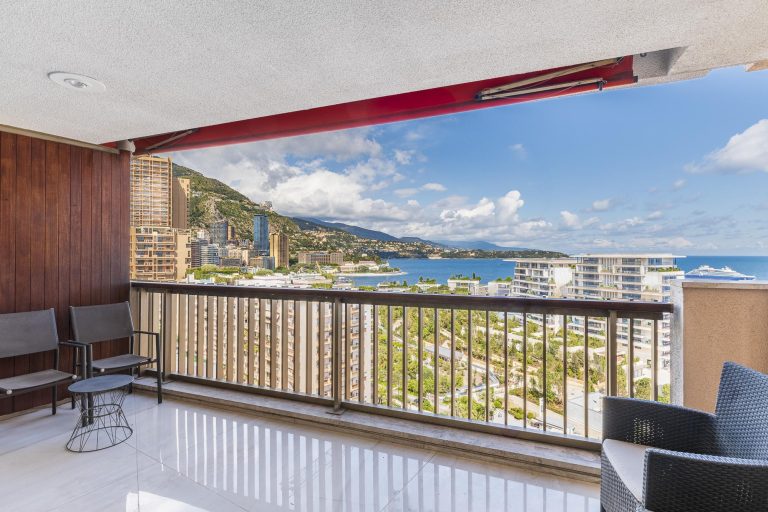 CARRÉ D’OR – SEA VIEW 2-ROOM APARTMENT IN MIRABEAU..