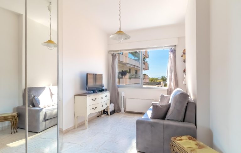 FOR SALE – STUDIO WITH OPEN VIEW IN SAINT ROMAN
Pr..