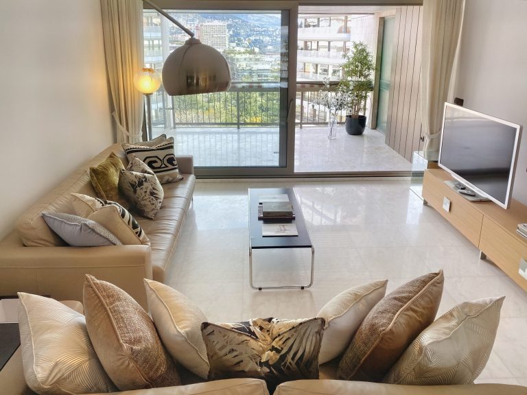 PARK PALACE – PRIME 2-BEDROOM WITH GYM, POOL & CAS..