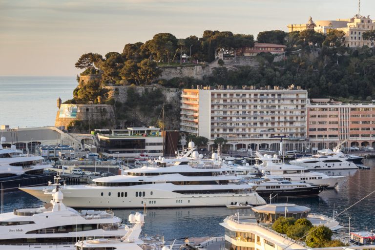 2-BEDROOM FLAT IN A HIGH-STANDING RESIDENCE ON THE MAIN PORT