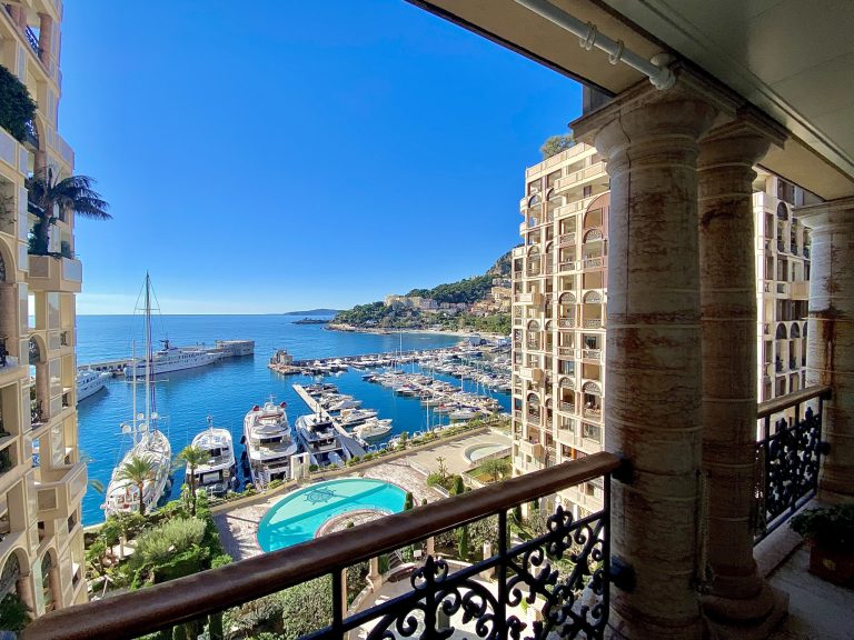 SEASIDE PLAZA – RARE 5-BEDROOM WITH TERRACES ON TH..