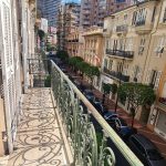 balcon-sur-rue-1714489795