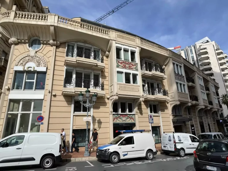 Golden Square – Exceptional Office Space in Presti..