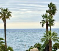 CYCLADES – ELEGANT SEAFRONT FAMILY APARTMENT IN FO..