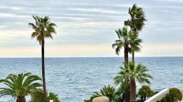 CYCLADES – ELEGANT SEAFRONT FAMILY APARTMENT IN FO..