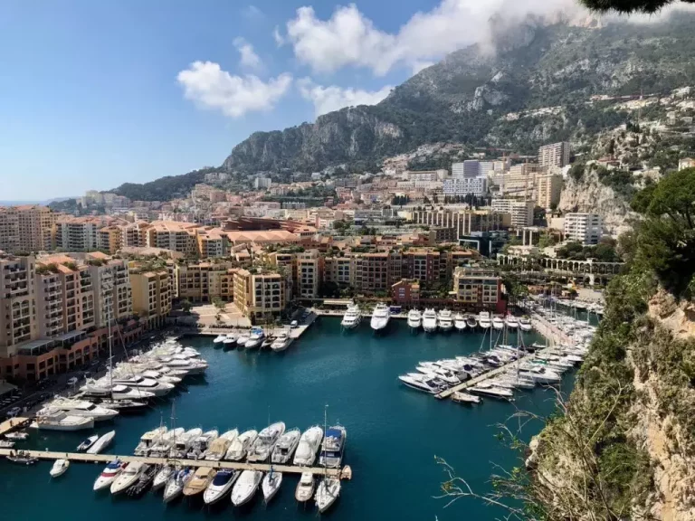 FOR SALE – FONTVIEILLE – RESTAURANT BUSINESS ON TH..