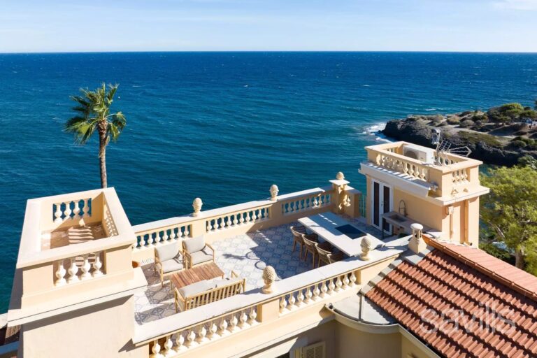 Penthouse with terraces and sea views