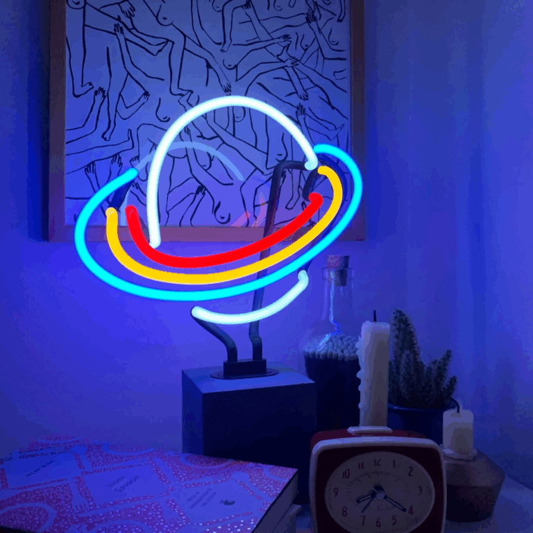 NEON SATURN LAMP

€115.00 – Taxes included
Bring c..