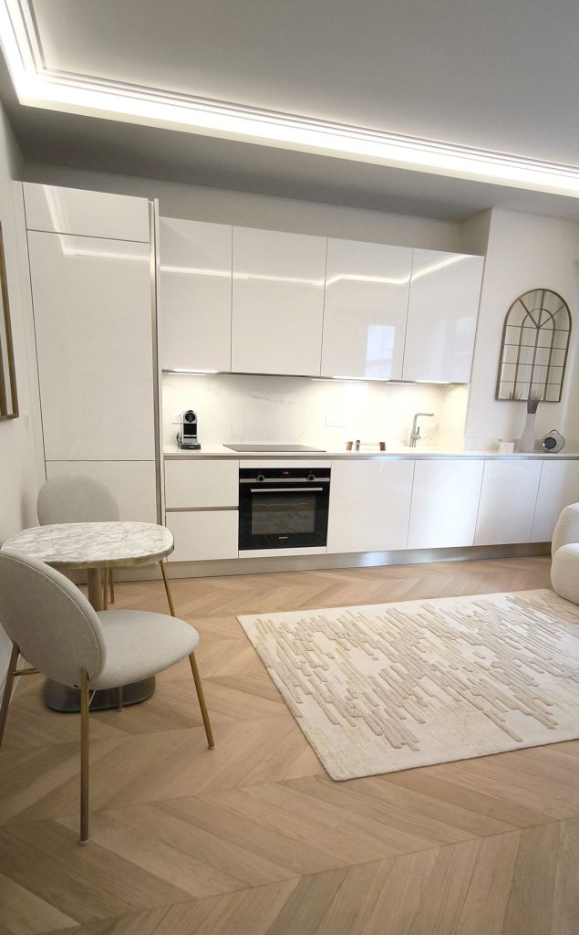 FOR SALE – RENOVATED 2-ROOM APARTMENT IN MONTE-CAR..