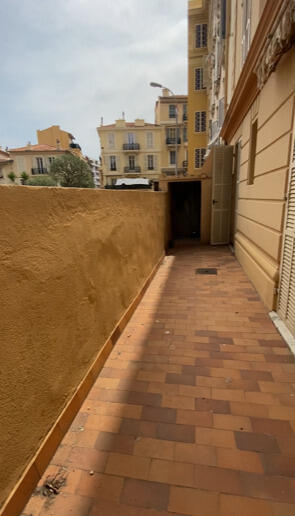 FOR RENT – LARGE STORAGE ROOM – CARRÉ D’ORLocatio..