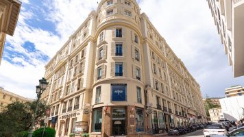 FOR SALE – BRIGHT STUDIO WITH MEZZANINE – CARRÉ D’..