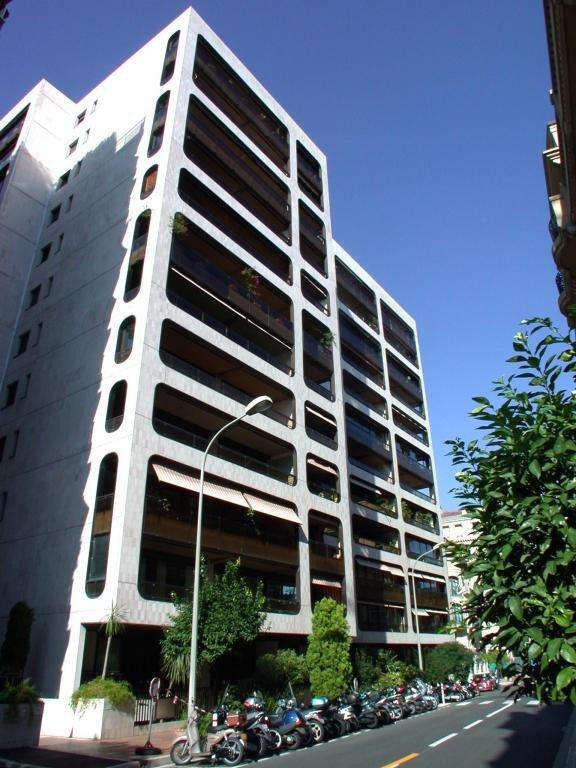 FOR RENT – PARKING SPACE – CARRÉ D’OR
Location: Le..