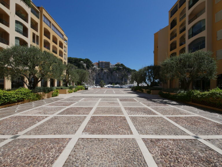 FOR SALE – OFFICE WITH CHARMING SQUARE VIEW IN FON..